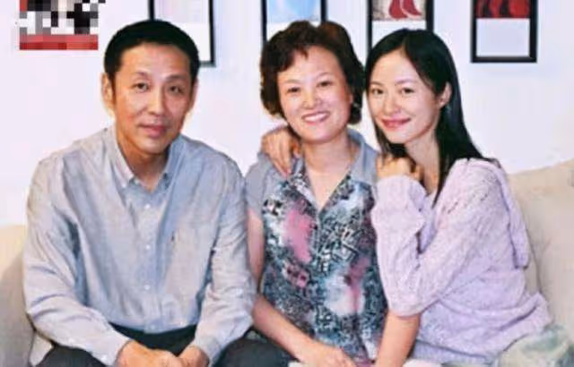 67歲陳道明久違現身,頭髮全白模樣憔悴
