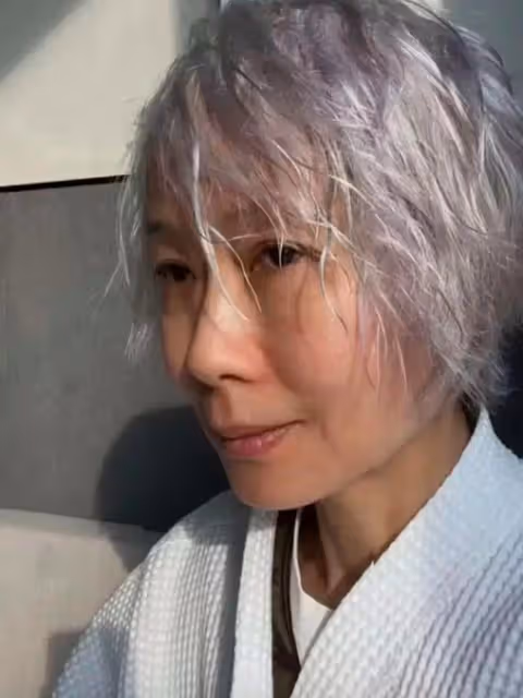 葉童近照曝光白髮蒼蒼，六十歲模樣太真實，與老搭檔生活完全不同