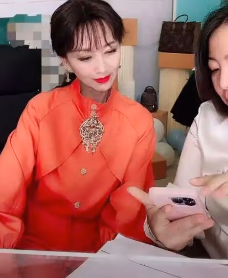 葉童近照曝光白髮蒼蒼，六十歲模樣太真實，與老搭檔生活完全不同