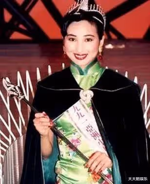 28歲嫁入豪門生3子！替夫還債後反被拋棄　51歲再嫁「小20歲富二代」活成美魔女