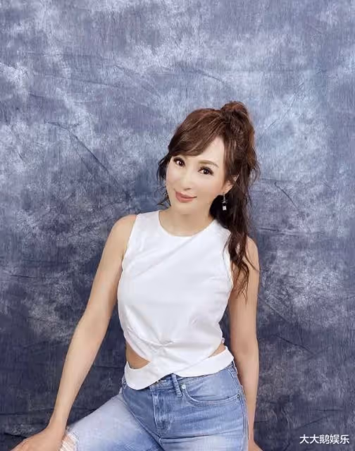 28歲嫁入豪門生3子！替夫還債後反被拋棄　51歲再嫁「小20歲富二代」活成美魔女