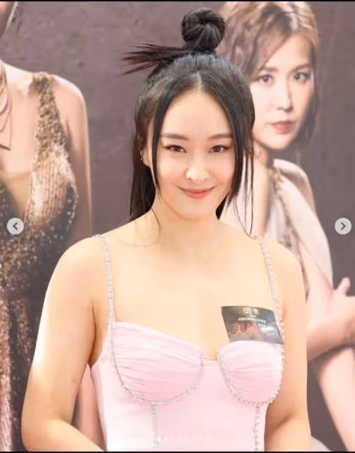 陳瀅超性感宣傳《美麗戰場》　裙子開叉太高步上舞台尷尬走光