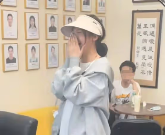 宋曉峰18歲女兒美到驚艷！眼大如黑寶石撞臉阿嬌，氣質高級不像爸