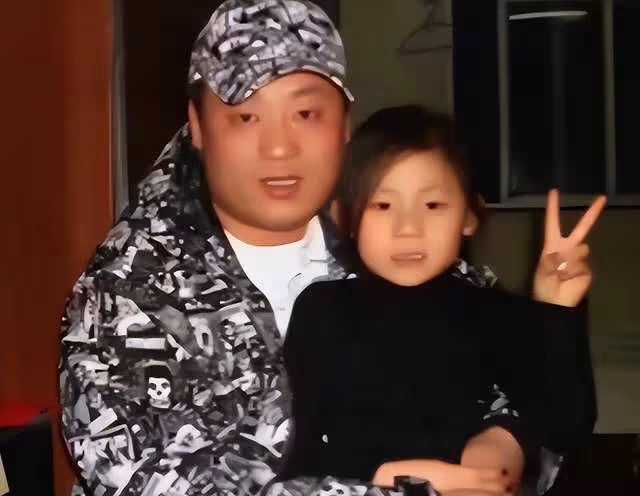 宋曉峰18歲女兒美到驚艷！眼大如黑寶石撞臉阿嬌，氣質高級不像爸