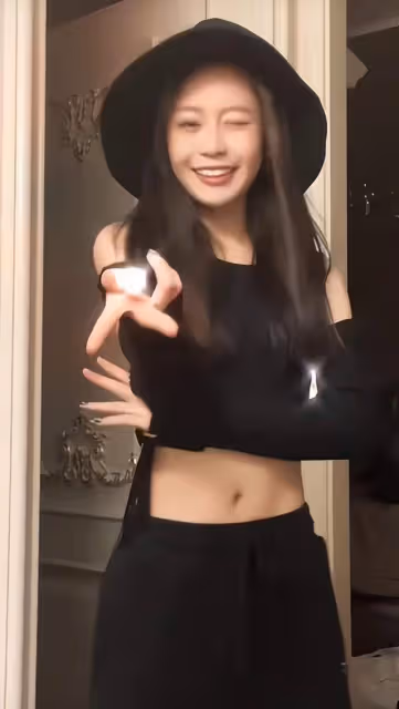 宋曉峰18歲女兒美到驚艷！眼大如黑寶石撞臉阿嬌，氣質高級不像爸