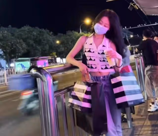 宋曉峰18歲女兒美到驚艷！眼大如黑寶石撞臉阿嬌，氣質高級不像爸