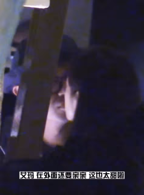 朱亞文與老婆深夜約會好甜蜜！街頭摟抱熱吻，相愛13年仍在熱戀期