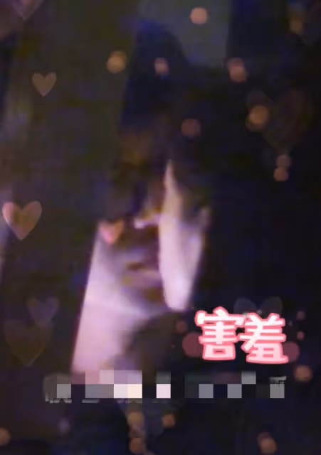 朱亞文與老婆深夜約會好甜蜜！街頭摟抱熱吻，相愛13年仍在熱戀期