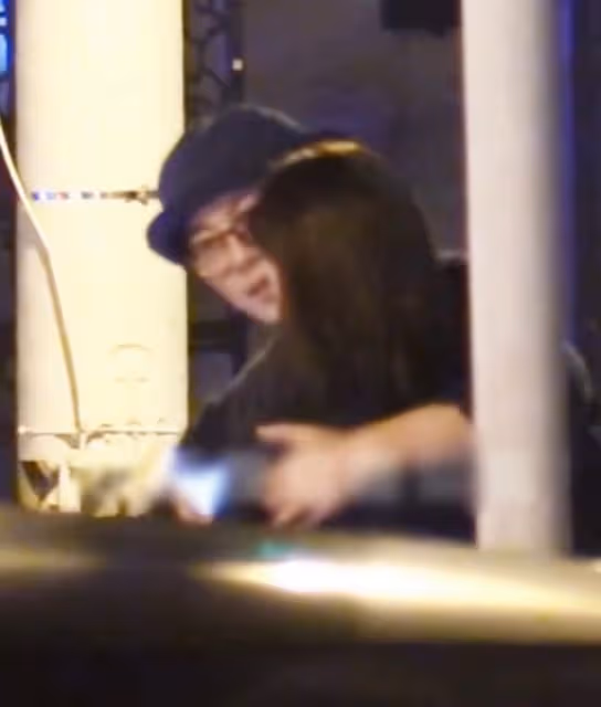 朱亞文與老婆深夜約會好甜蜜！街頭摟抱熱吻，相愛13年仍在熱戀期