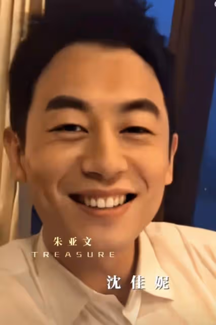 朱亞文與老婆深夜約會好甜蜜！街頭摟抱熱吻，相愛13年仍在熱戀期