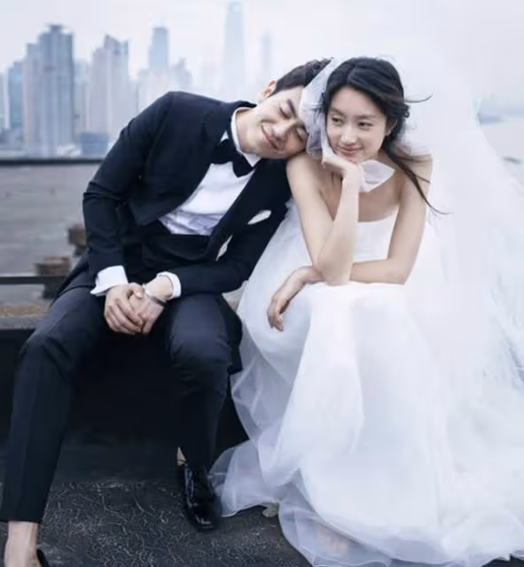 朱亞文與老婆深夜約會好甜蜜！街頭摟抱熱吻，相愛13年仍在熱戀期