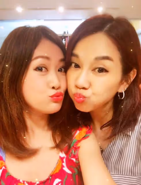 陳松伶梁小冰何婉盈豪宅聚會，29年後重聚太開心，年過半百仍貌美