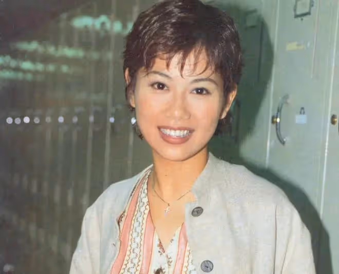 陳松伶梁小冰何婉盈豪宅聚會，29年後重聚太開心，年過半百仍貌美
