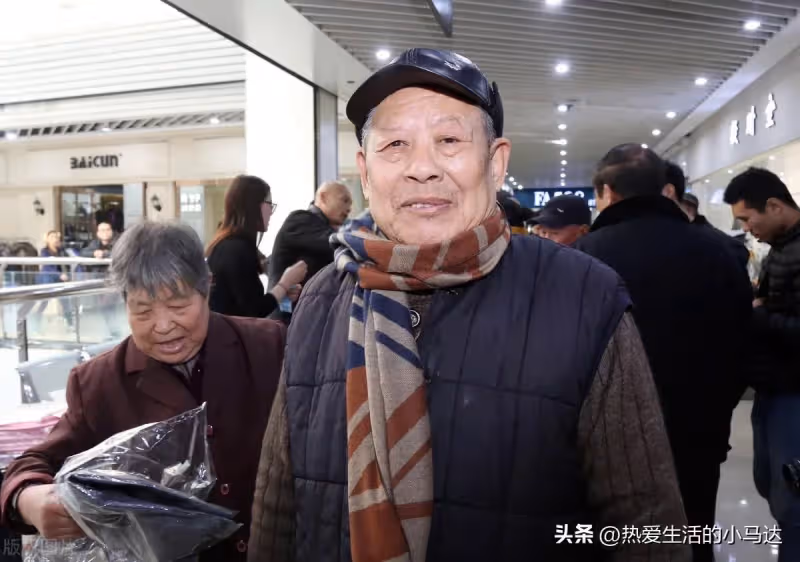 手握百萬存款！74歲老人坦言：晚年僅「靠存款養老」　看似很「瀟灑自在」實則苦不堪言