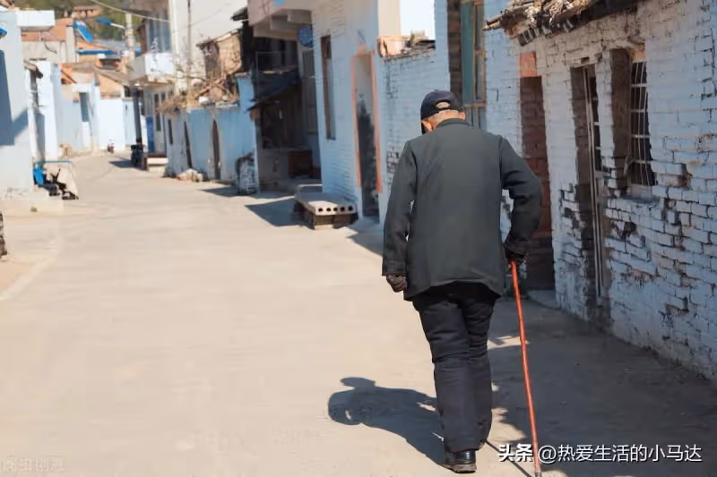 手握百萬存款！74歲老人坦言：晚年僅「靠存款養老」　看似很「瀟灑自在」實則苦不堪言