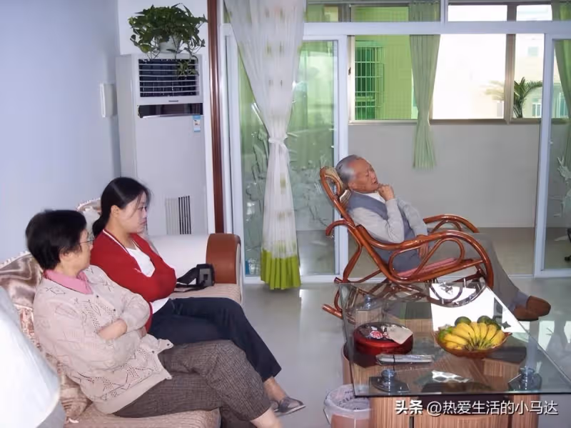 手握百萬存款！74歲老人坦言：晚年僅「靠存款養老」　看似很「瀟灑自在」實則苦不堪言