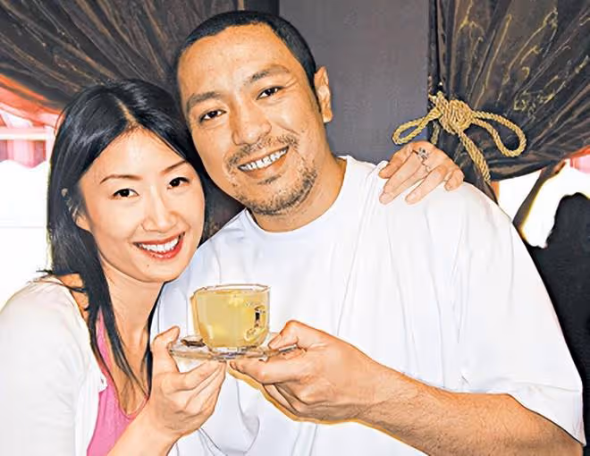 姜皓文吻妻子慶結婚23周年，不介意女方拒絕生育，財產全交她保管