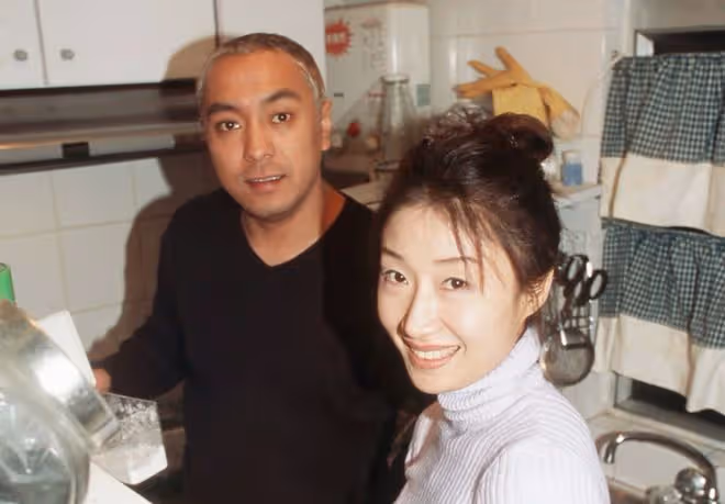 姜皓文吻妻子慶結婚23周年，不介意女方拒絕生育，財產全交她保管