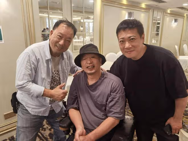 一眾動作演員聚會，成龍御用替身燒傷後罕露面，傷疤明顯令人淚目