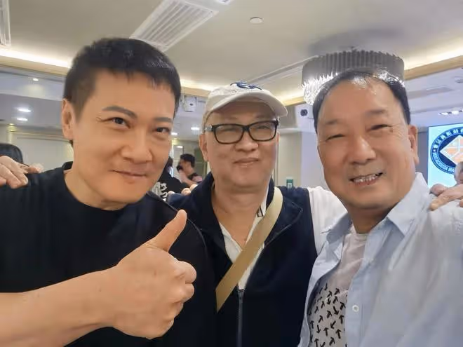 一眾動作演員聚會，成龍御用替身燒傷後罕露面，傷疤明顯令人淚目
