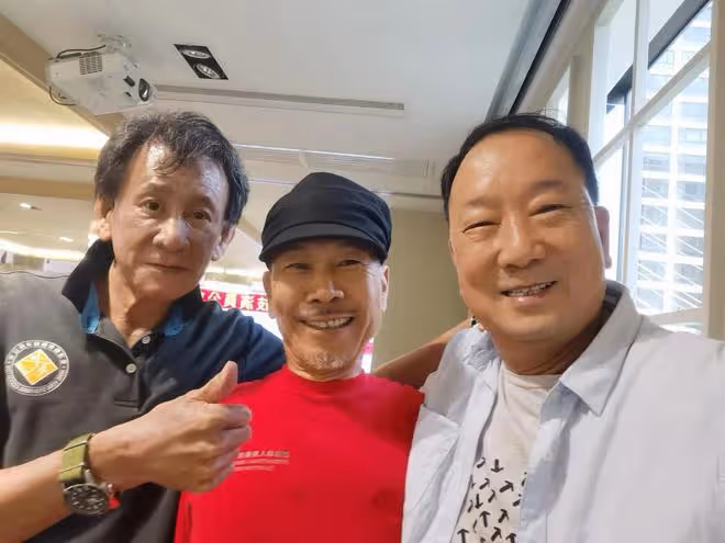 一眾動作演員聚會，成龍御用替身燒傷後罕露面，傷疤明顯令人淚目