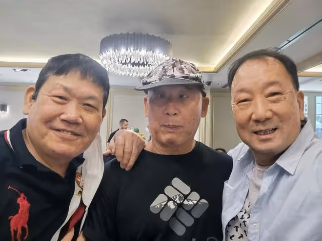 一眾動作演員聚會，成龍御用替身燒傷後罕露面，傷疤明顯令人淚目