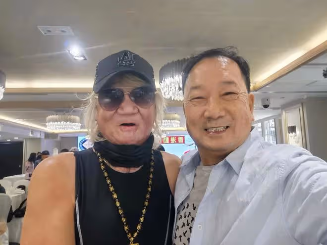 一眾動作演員聚會，成龍御用替身燒傷後罕露面，傷疤明顯令人淚目