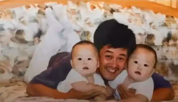 這些明星也曾痛失愛子，金庸兒子因情自殺，趙本山孩子出生聾啞！