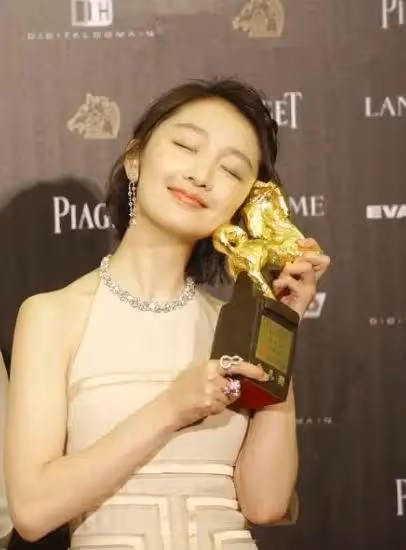 他是導演界黑馬，還是曾志偉兒子，親手捧起兩位金馬影后實力超牛
