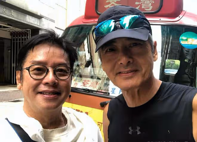 譚詠麟街頭偶遇周潤發!67歲周潤發白髮顯滄桑,穿百元衣打扮有型