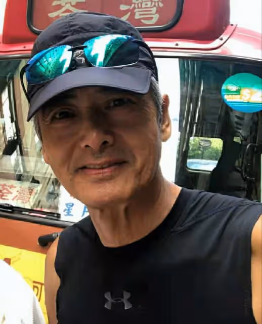 譚詠麟街頭偶遇周潤發!67歲周潤發白髮顯滄桑,穿百元衣打扮有型