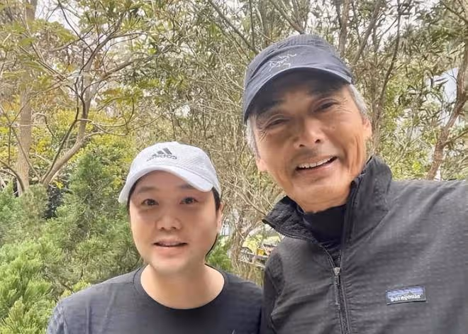 譚詠麟街頭偶遇周潤發!67歲周潤發白髮顯滄桑,穿百元衣打扮有型