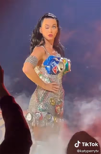 凱蒂佩瑞演唱期間　眼皮不受控疑面癱？！