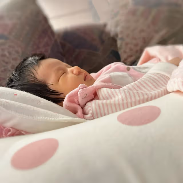 鍾嘉欣家中誕下第三胎　親吻女兒甜喊：迎來一家五口