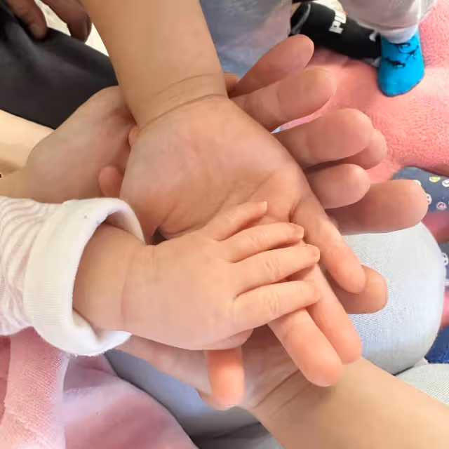 鍾嘉欣家中誕下第三胎　親吻女兒甜喊：迎來一家五口
