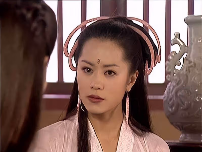 長相算不上頂級美人,新加坡四美沒她有點可惜,如今47歲主力經商,一點也看不出真實年級