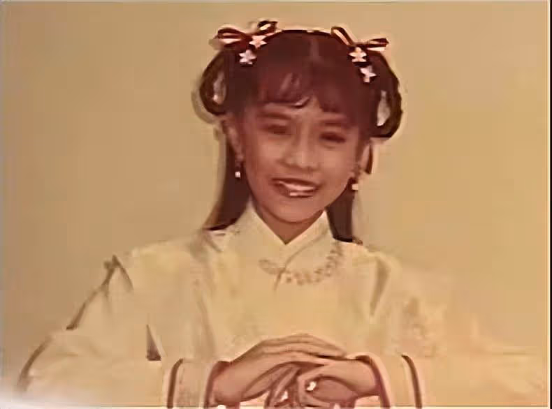 長相算不上頂級美人,新加坡四美沒她有點可惜,如今47歲主力經商,一點也看不出真實年級