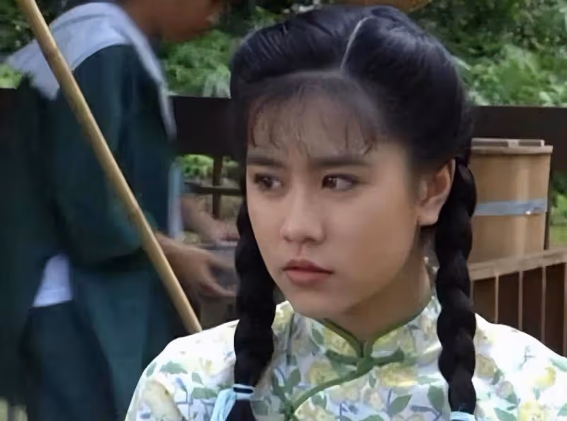 長相算不上頂級美人,新加坡四美沒她有點可惜,如今47歲主力經商,一點也看不出真實年級