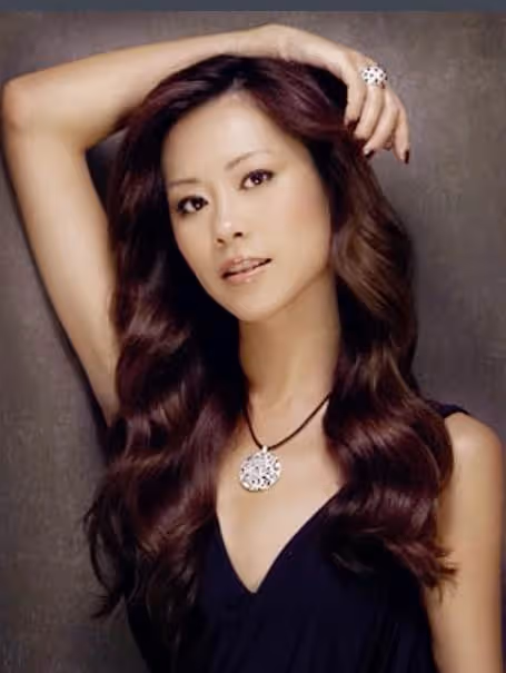 長相算不上頂級美人,新加坡四美沒她有點可惜,如今47歲主力經商,一點也看不出真實年級