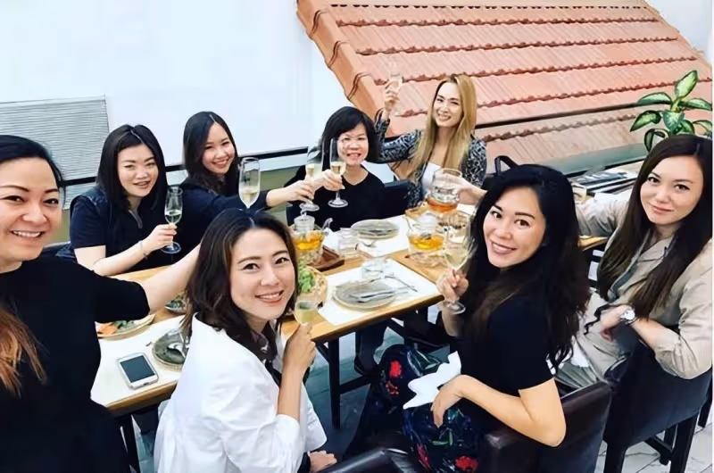 長相算不上頂級美人,新加坡四美沒她有點可惜,如今47歲主力經商,一點也看不出真實年級