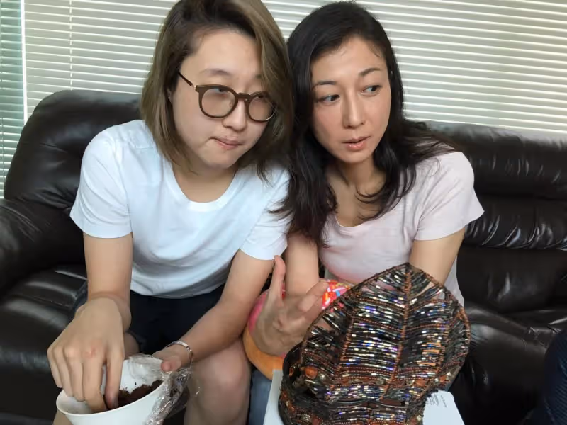 流落街頭領救濟!成龍女兒被拍下「流浪漢落魄照」引網熱議 親媽不忍了「發文怒罵混血媳」:30多歲還裝病靠人養