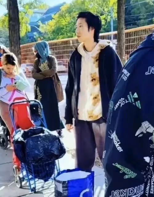 流落街頭領救濟!成龍女兒被拍下「流浪漢落魄照」引網熱議 親媽不忍了「發文怒罵混血媳」:30多歲還裝病靠人養