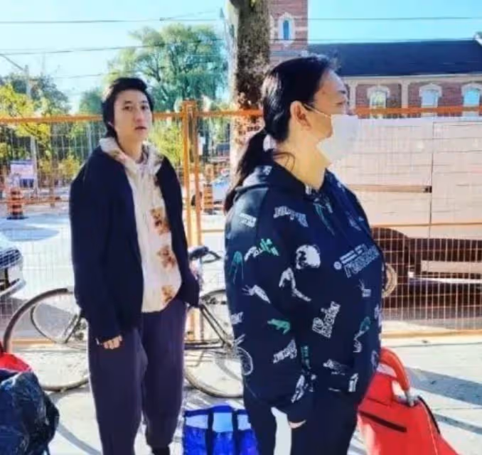 流落街頭領救濟!成龍女兒被拍下「流浪漢落魄照」引網熱議 親媽不忍了「發文怒罵混血媳」:30多歲還裝病靠人養