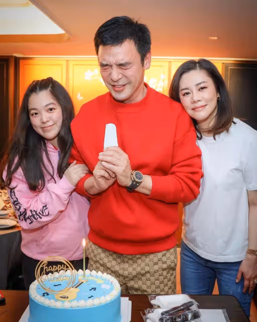 赴英國求學!鍾鎮濤27歲愛女「突然接到大使館電話」 嚇哭個資全給「媽媽聽完秒搖頭」:出事了