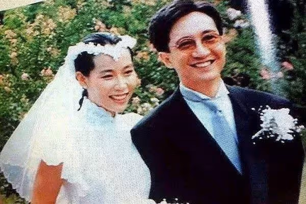 容忍老公8次出軌! 她卻堅持不離婚 「結婚32年仍無兒女」 今59歲「跟老公日常秀恩愛」優雅依舊
