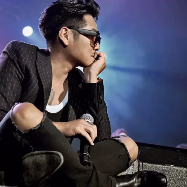 才傳婚變！43歲金曲歌王深夜PO「我老婆愛這個人」情緒崩潰　淚控「顯然沒有愛了」：拜託原諒我