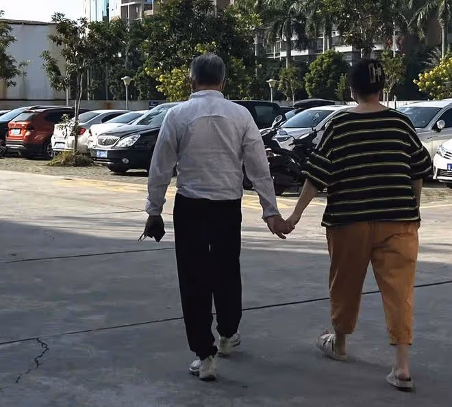 TVB男星做核酸被偶遇，與妻子手牽手太恩愛，20年前已在廣州買房
