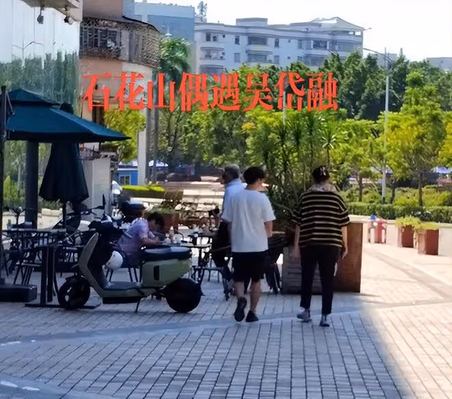 TVB男星做核酸被偶遇，與妻子手牽手太恩愛，20年前已在廣州買房