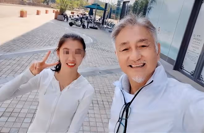 TVB男星做核酸被偶遇，與妻子手牽手太恩愛，20年前已在廣州買房