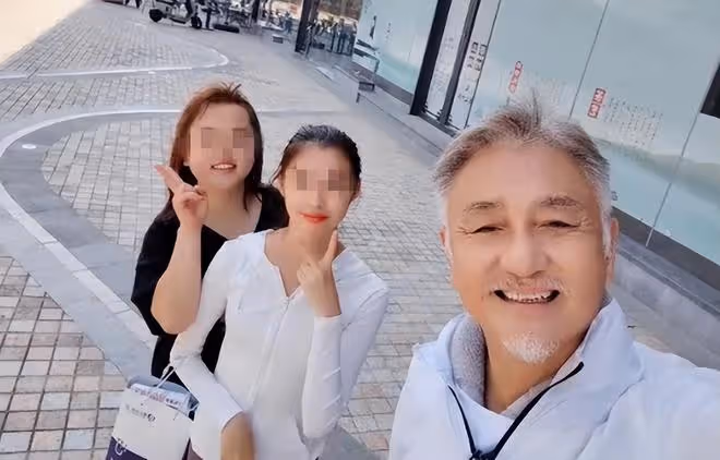 TVB男星做核酸被偶遇，與妻子手牽手太恩愛，20年前已在廣州買房